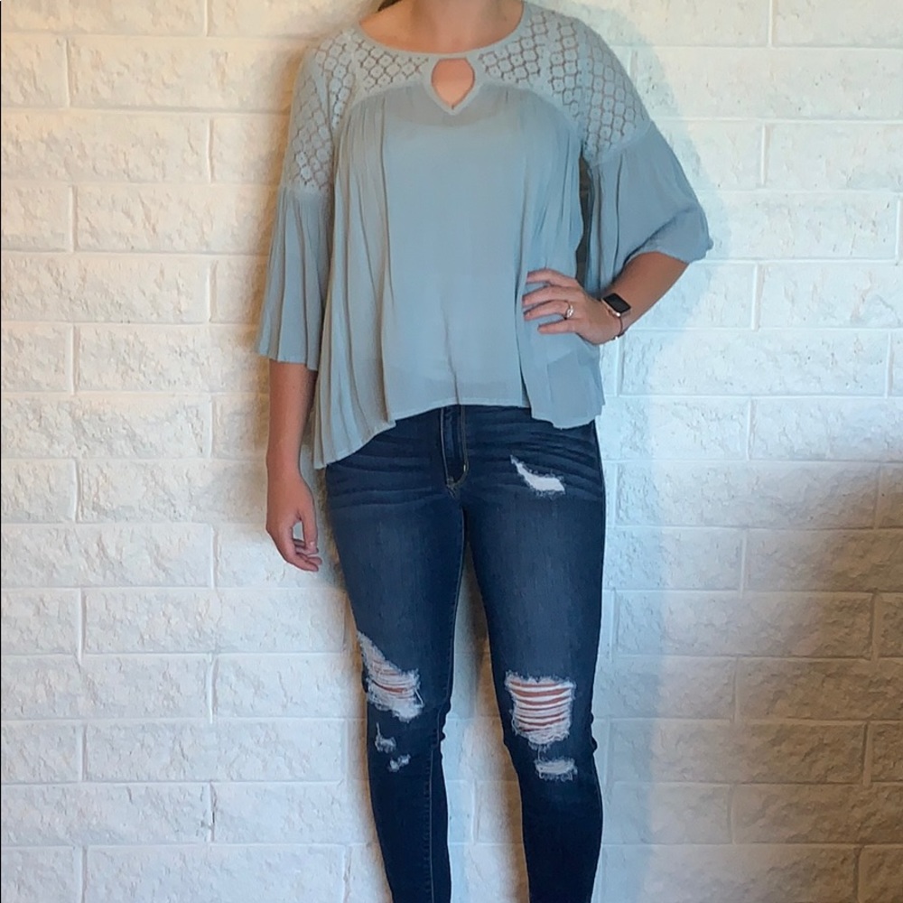 Cute blue blouse.